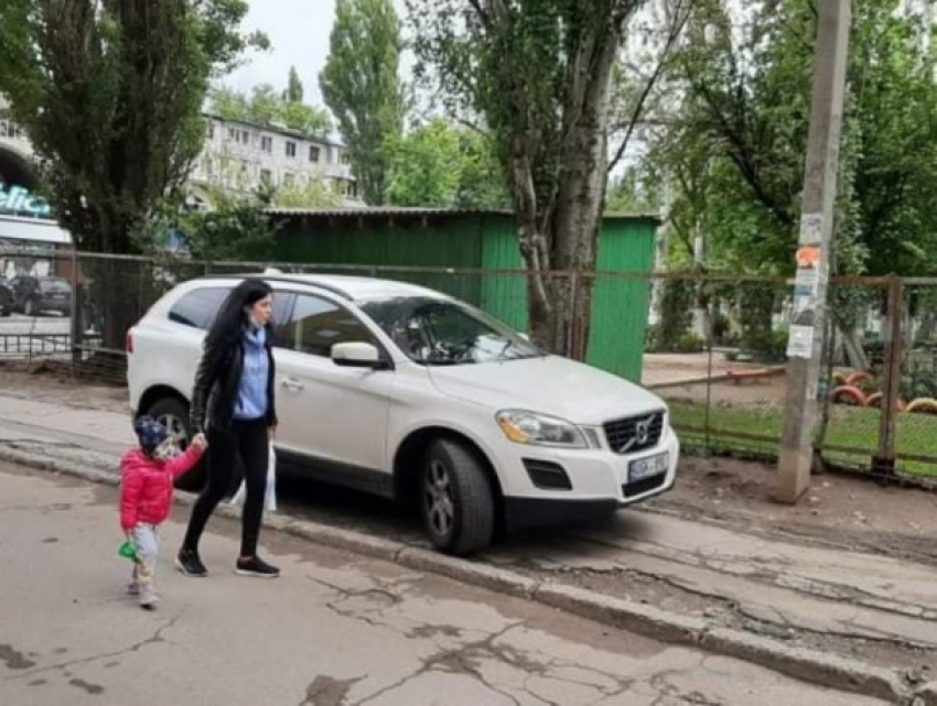 В Кишиневе, на Буюканах, водитель подвергает опасности мам с детьми