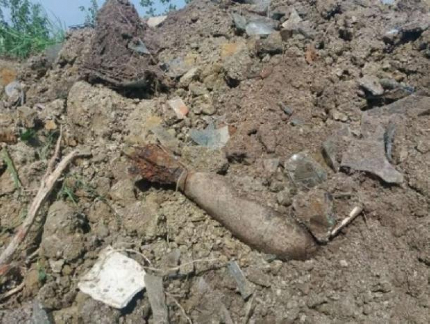 Дорожник нашел в селе Пухэчень бомбу весом около 50 кг