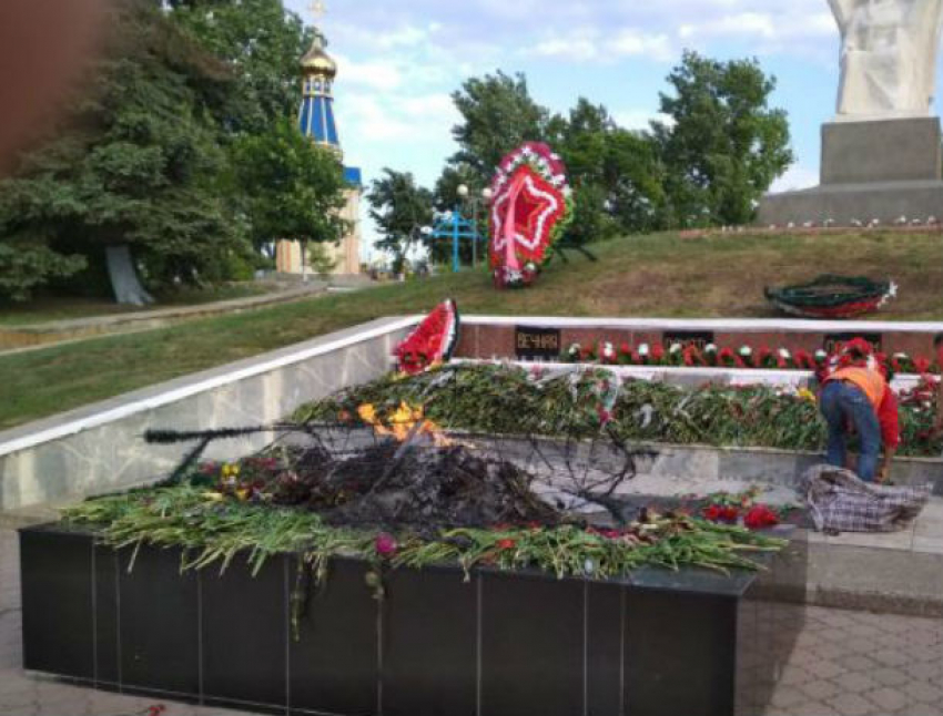 Несовершеннолетние хулиганы умышленно сожгли венки на Вечном огне в Комрате