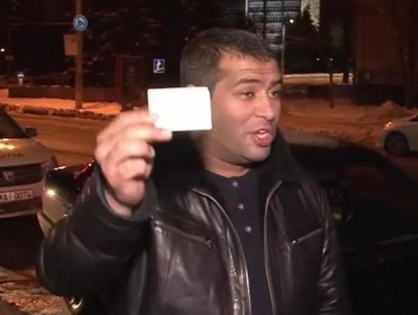 Эмоциональная разборка пьяного таксиста и его приятеля с патрульными в Кишиневе попала на видео 