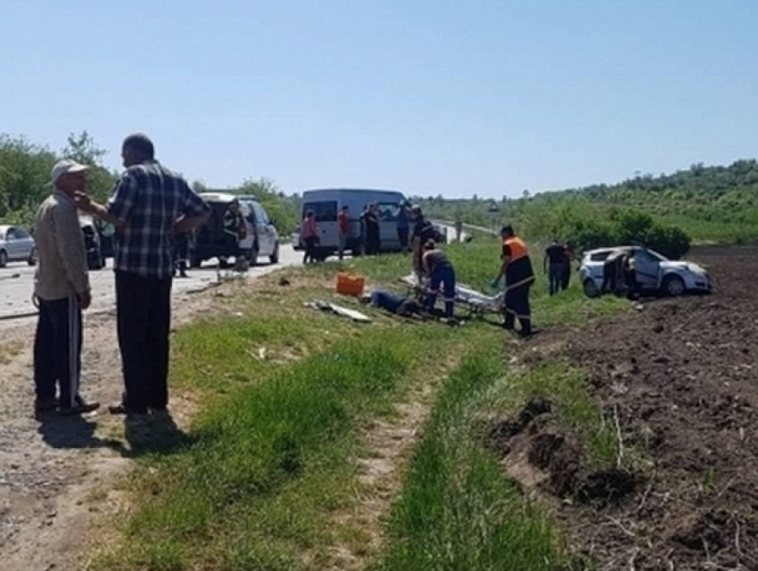Два человека пострадали при столкновении автомобилей на трассе Кишинев - Резены