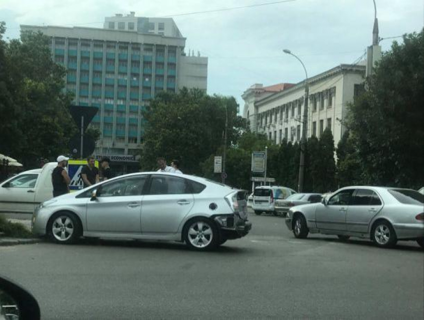На одном из самых опасных перекрёстков Кишинёва произошла ещё одна авария, полиции пора принимать меры