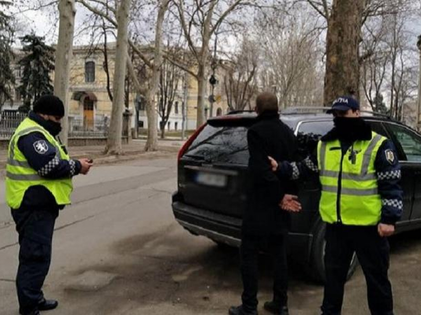 34-летний уроженец Сиреца решил попугать полицейских ножом прямо в центре Кишинева