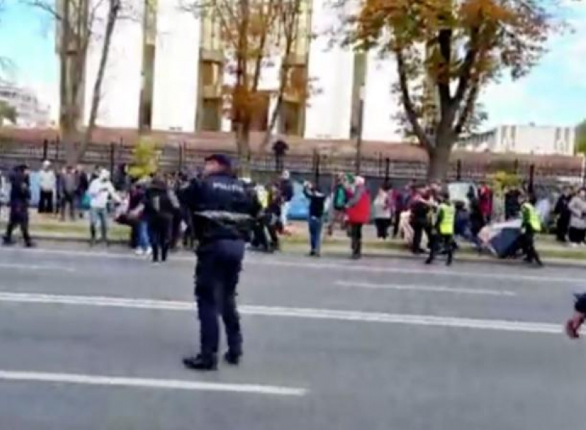 Майя Санду решила, полиция исполняет: Полиция наносила удары и распихивала протестующих при попытке установить палатки в центре столицы