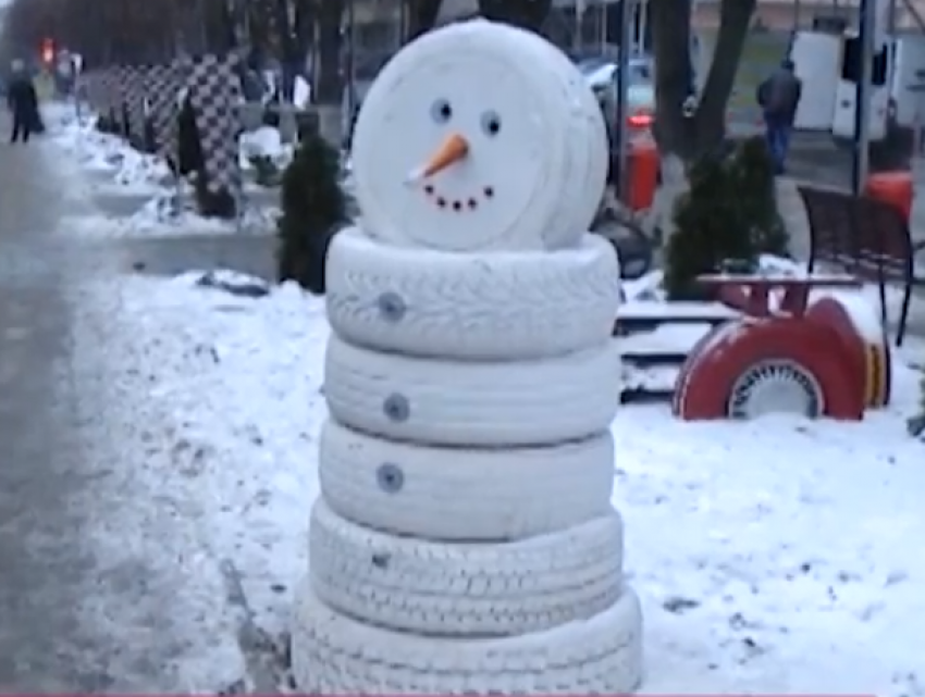 «Слепили из того, что было»: работники автомойки сделали снежную бабу из шин