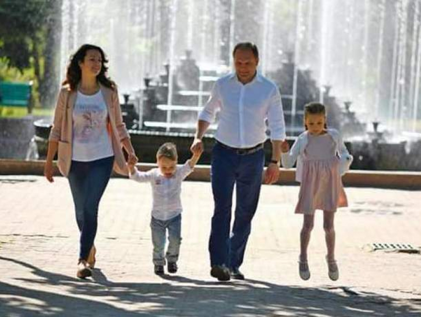 «Счастливый ребенок и полноправный папа» поздравил жителей Кишинева с Днем защиты детей