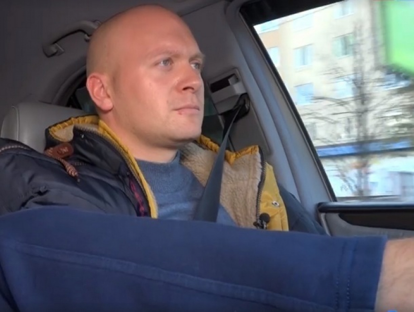  Лишившийся рук житель Унген показал на видео, как управляет автомобилем ногами 
