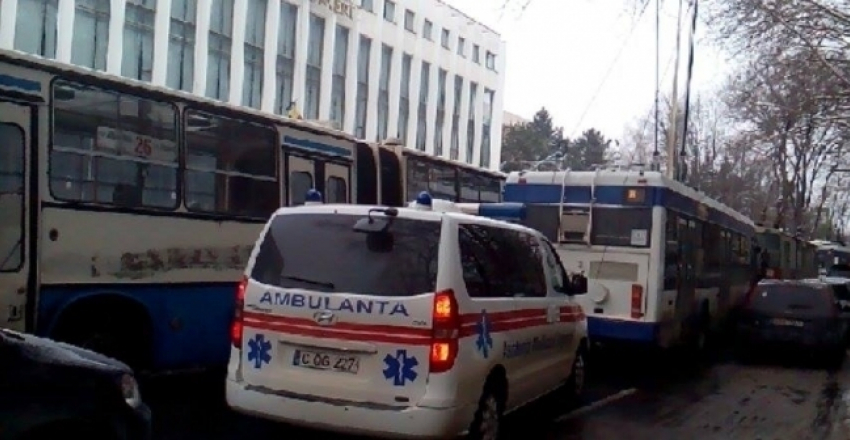 В результате ДТП с участием троллейбуса в центре Кишинева образовалась огромная пробка 