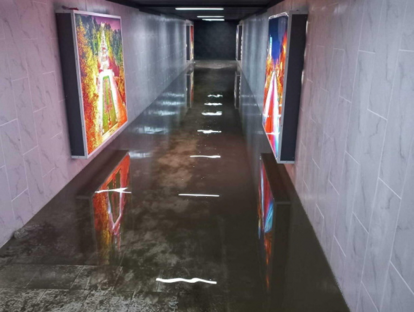 Деньги в трубу: подземный переход в Кишиневе затапливает