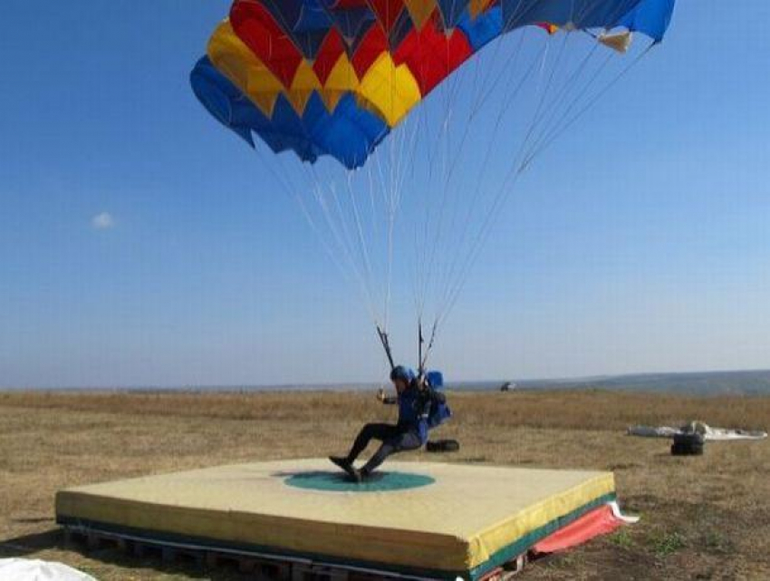 В Вадул-луй-Водэ открыт сезон прыжков с парашютом
