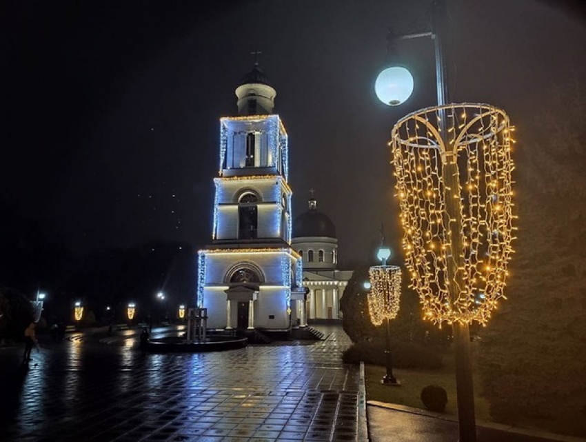 В предвкушении новогодней сказки: фото вечернего Кишинева