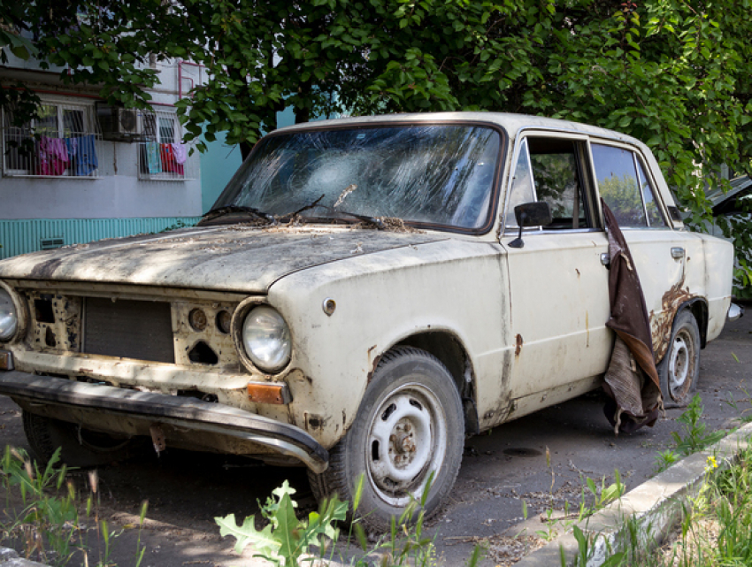 Автохлам заполонил столичные дворы: как в Кишиневе решается вопрос с эвакуацией брошенных машин