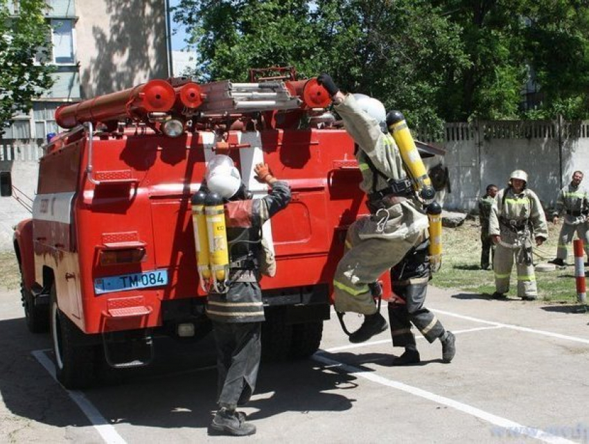 Грузовик с мебелью сгорел в гараже колледжа в Тирасполе