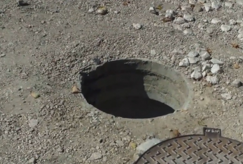 В центре Кишинева обнаружили канализационный колодец без люка и ограждения