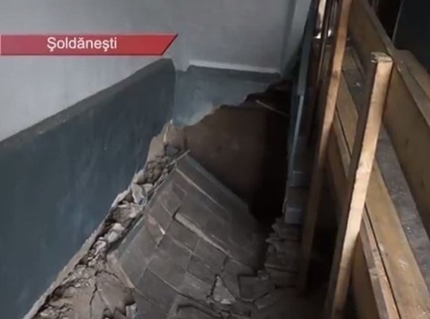 В шаге от трагедии: в жилом доме в Шолдэнештах обвалилась лестница 