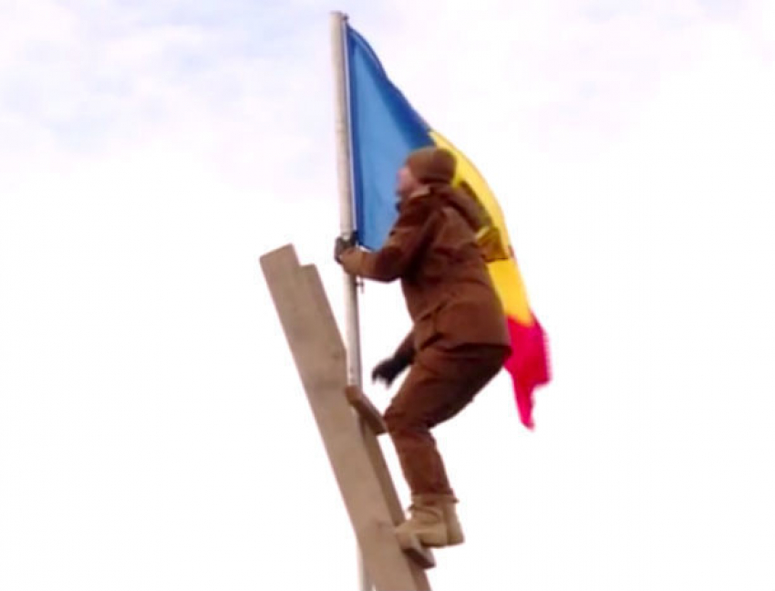 Загадочное исчезновение триколора над Реутом озадачило граждан Молдовы