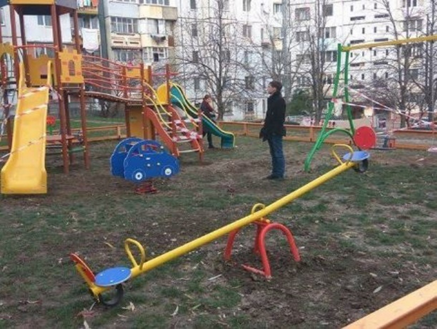 В Кишиневе пара средь бела дня занялась сексом на детской площадке (18+) 