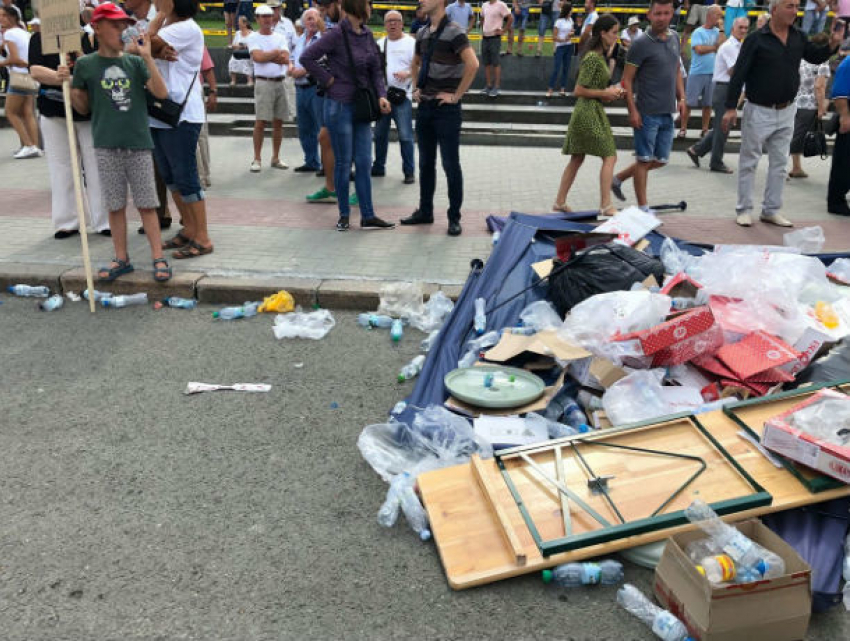 Горы мусора оставили участники митингов в центре Кишинева 