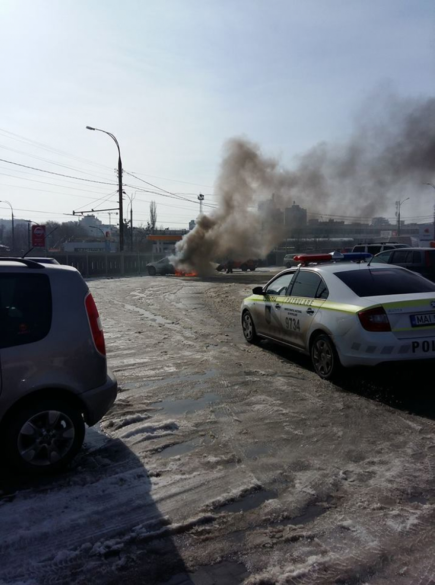 На Старой почте посреди дороги загорелся автомобиль