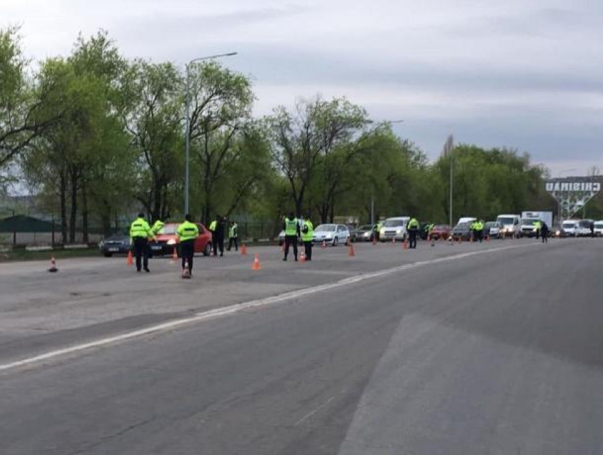 На въезде в Кишинев масштабная проверка: полицейские останавливают всех водителей