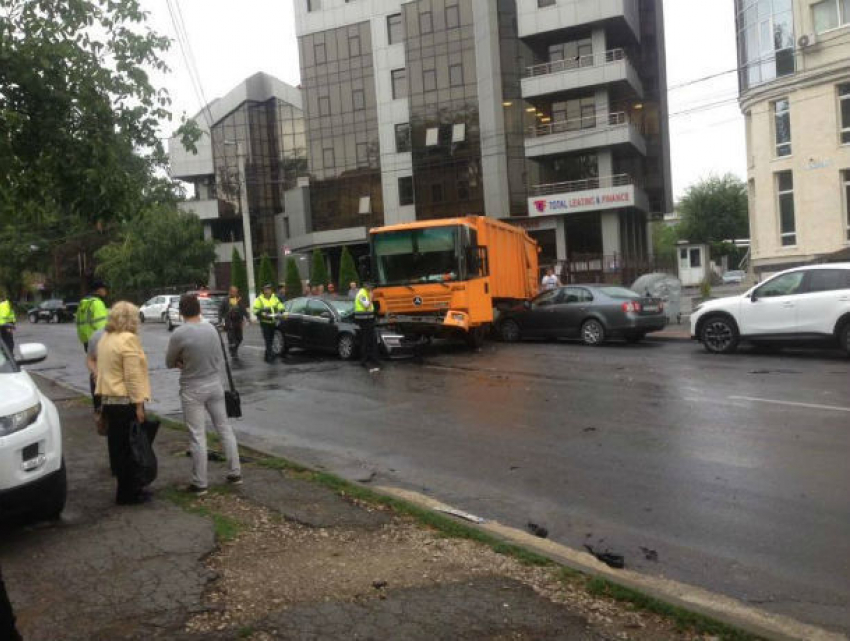 ДТП с КамАЗом и легковым авто заблокировало движение в центре Кишинева