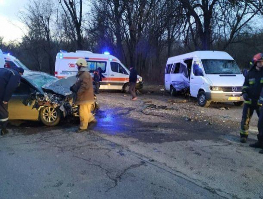 Серьезная авария на Мунчештской улице - Toyota и микроавтобус Mercedes разбиты вдребезги