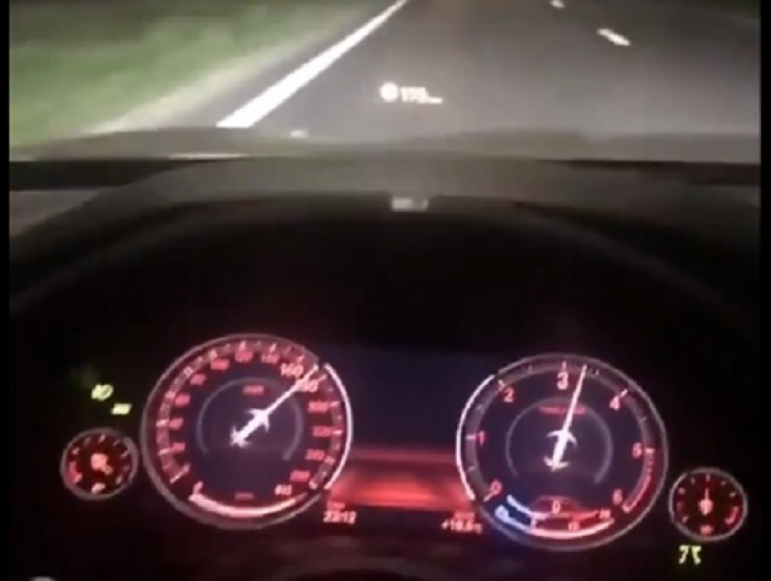 Молодые люди сняли на видео свою езду по Кишиневу на скорости более 200 км/ч 