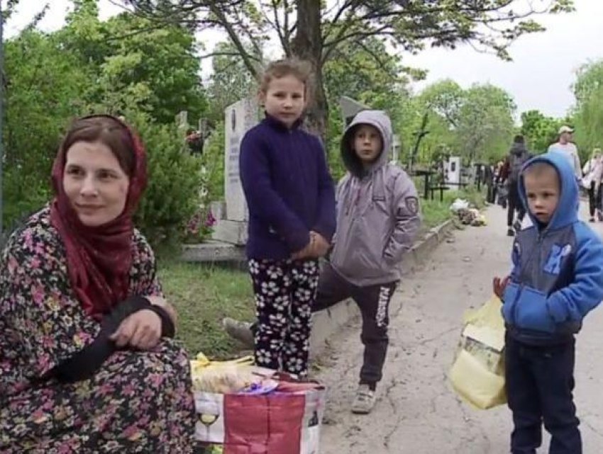 Время заработка: На кишинёвских кладбищах активизировались попрошайки, в том числе и дети