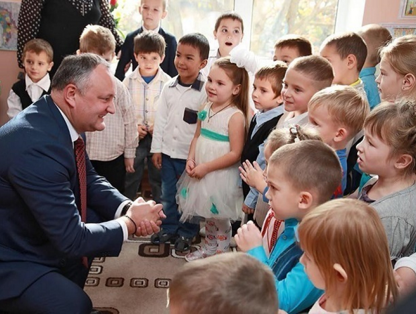 Президент и первая леди Молдовы осчастливили детей в Новоаненском районе