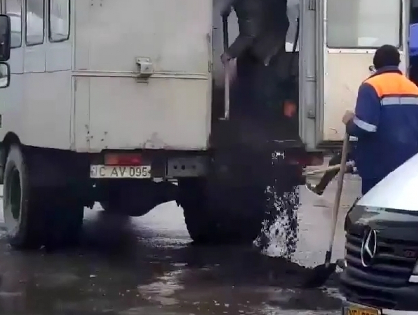 Власти Кишинева заасфальтировали лужи, чтобы «списать бабло": возмутительное видео