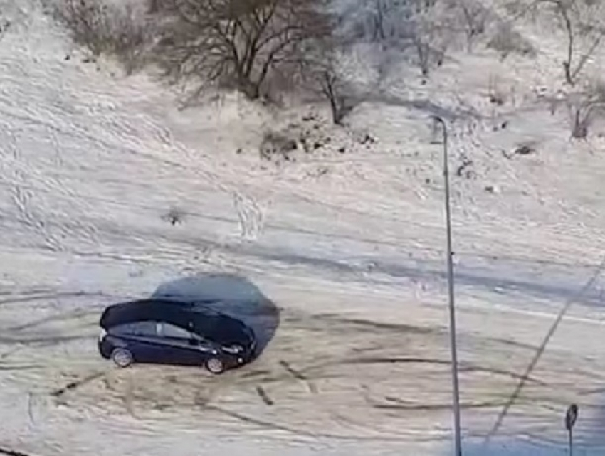 Смертельно опасный дрифт отчаянного лихача попал на видео в Кишиневе 