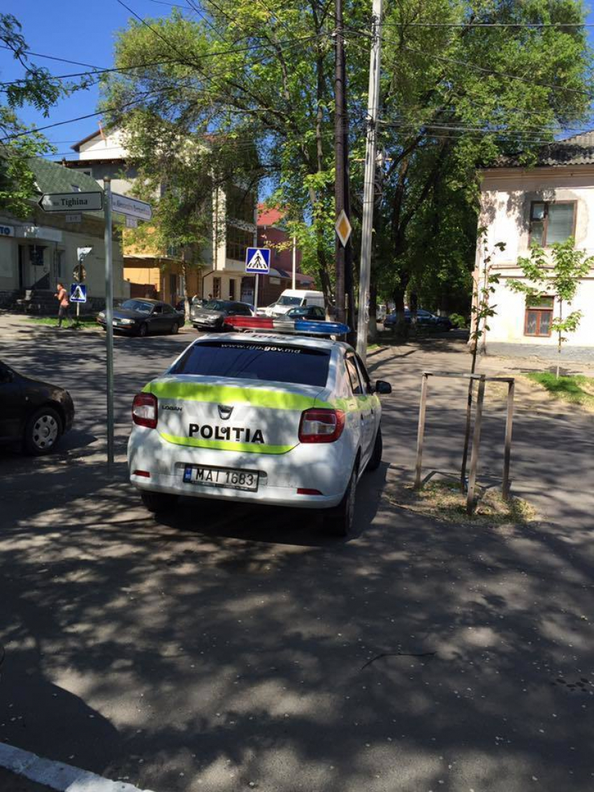 Автомобиль полиции вновь засняли припаркованным на пешеходном переходе