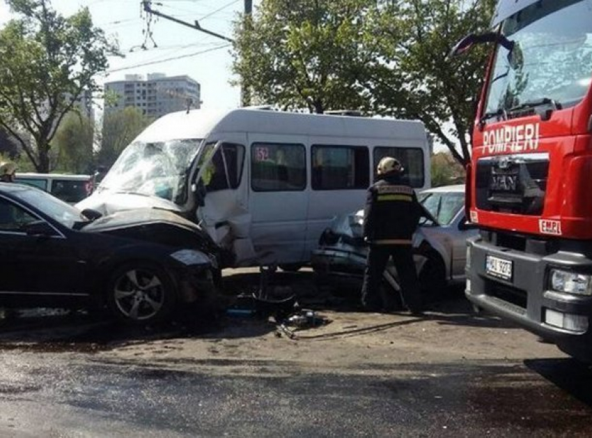 Массовая авария в районе цирка: столкнулись троллейбус, маршрутка и три легковушки