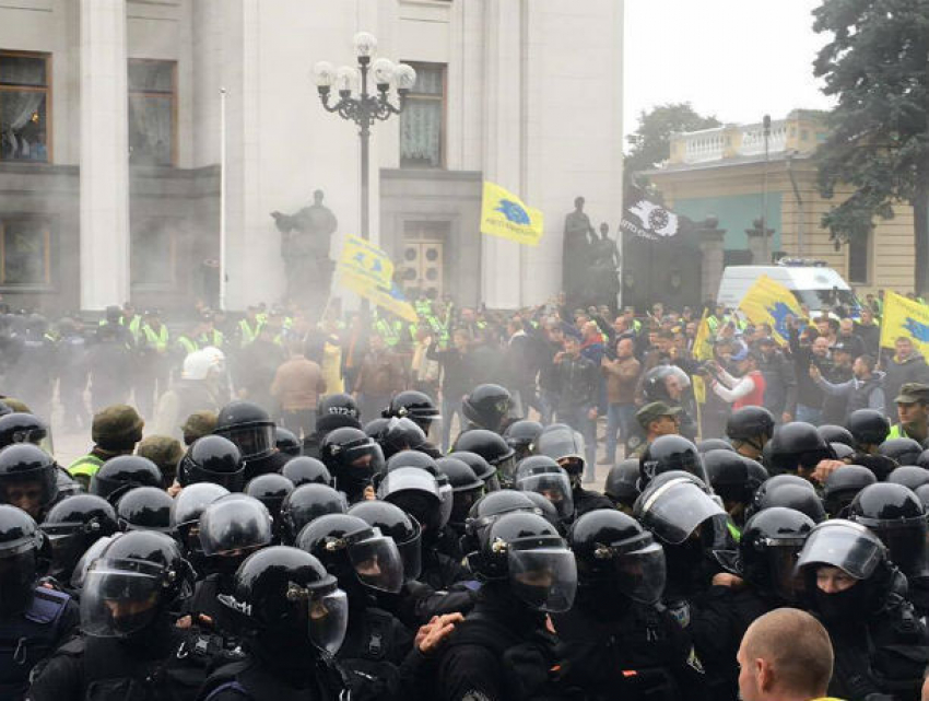 Разгон спецназом массовой акции протеста в Киеве попал на видео
