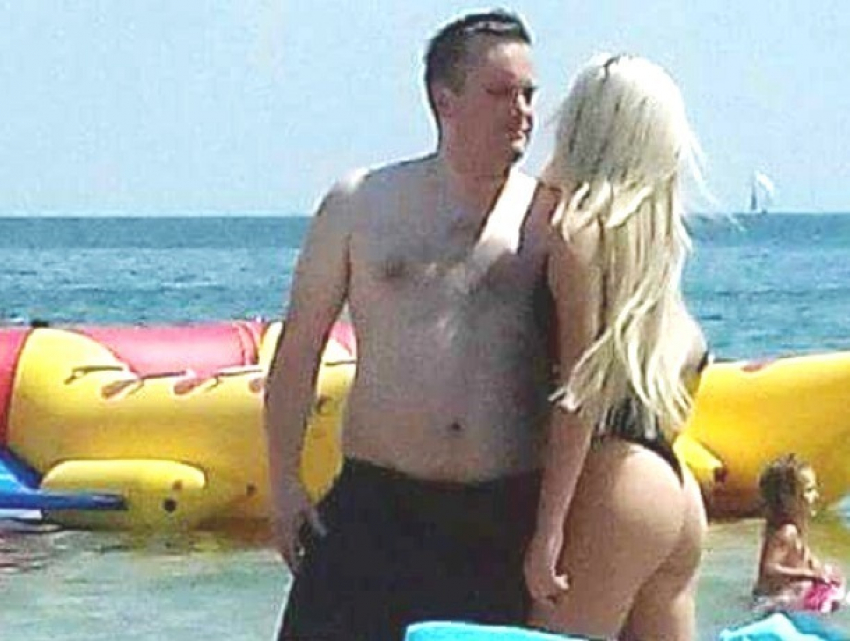 Горячую блондинку с упругой попой обнаружили украинцы на пляже с главным антикоррупционером