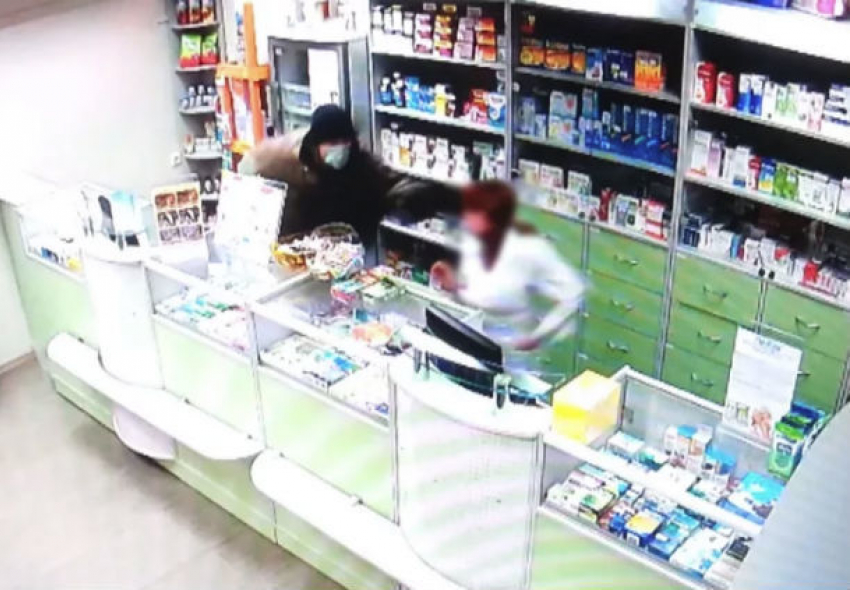 Вооруженный бандит напал на женщину в столичной аптеке