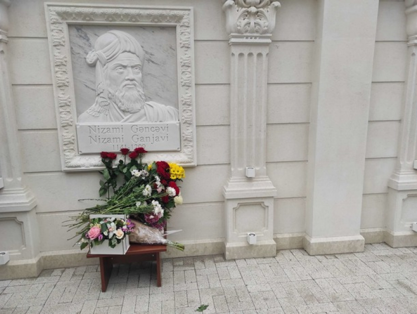 В сквере у посольства Азербайджанской Республики открыли барельеф Низами Гянджеви