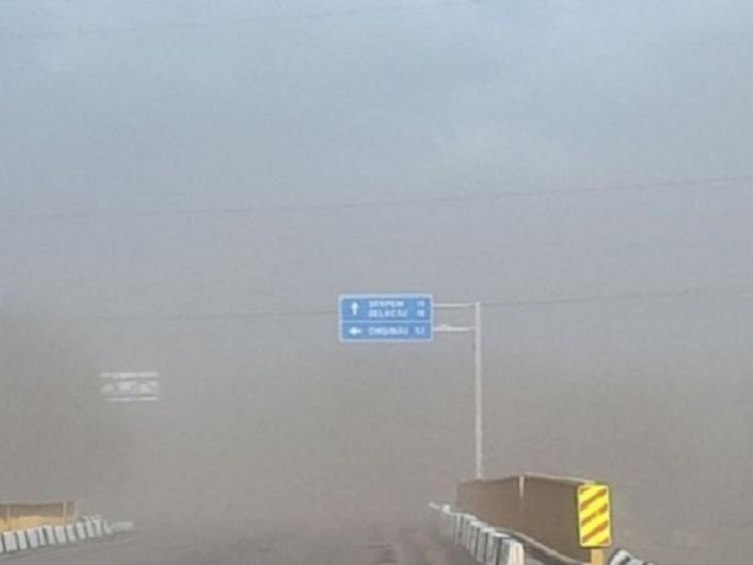 В Новоаненском районе сильные ветра привели к настоящей песчаной буре