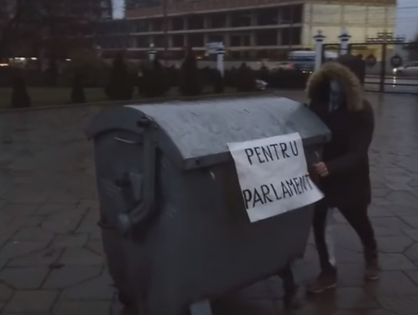 Странные забавы с мусорными баками на мемориале «Вечность» возмутили кишиневцев