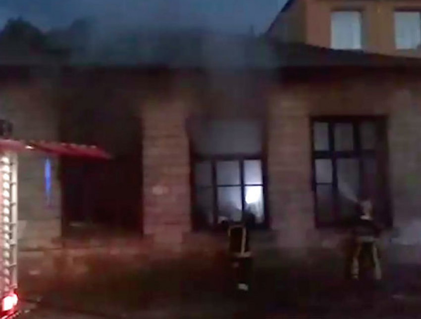Отчаянные попытки спасти полыхающую школу в Криулянском районе сняли на видео