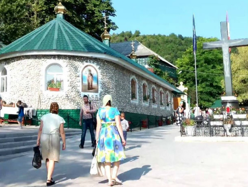 Неизвестные вынесли золотые кресты из церкви на территории монастыря Сахарна