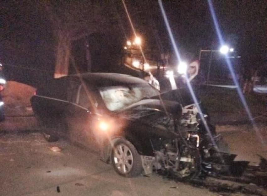 Скрываясь от полиции, в Кишиневе водитель влетел в столб 
