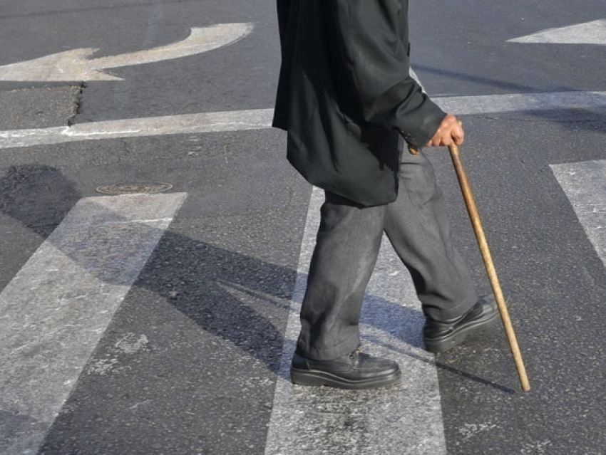 Тяжелые травмы получил мужчина, которого на зебре в Кишиневе сбил молодой лихач