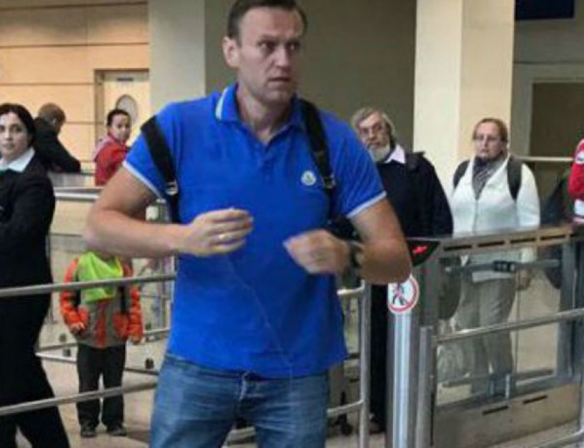 "Сарделечное нападение» на Навального в аэропорту Домодедово попало на видео