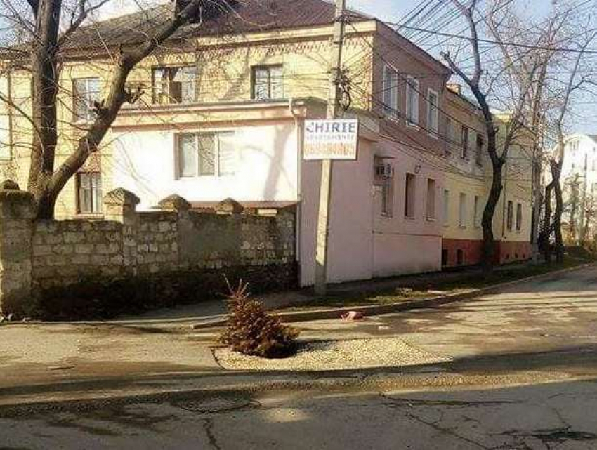 Ловушка на столичном перекрестке забирает картеры и бамперы автомобилистов