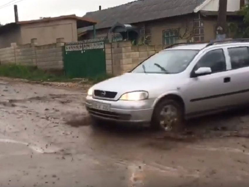 Сильный дождь превратил улицы Комрата в бурные реки со щебенкой
