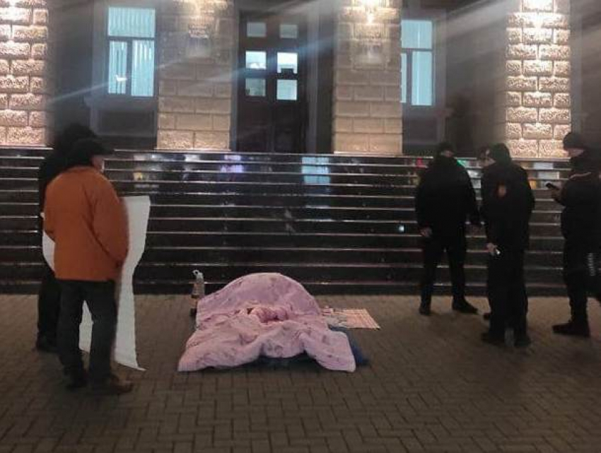 Житель Кагула устроился на ночлег перед зданием МВД в Кишиневе 
