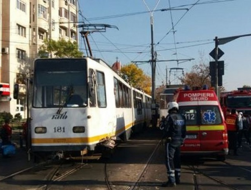 Неожиданное появление трамвая привело к тяжелым травмам ног жительницы Бухареста