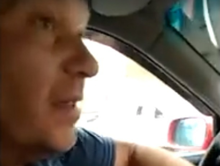 Таксист назвал налогового инспектора из Кишинева самозванцем и страшно обматерил его