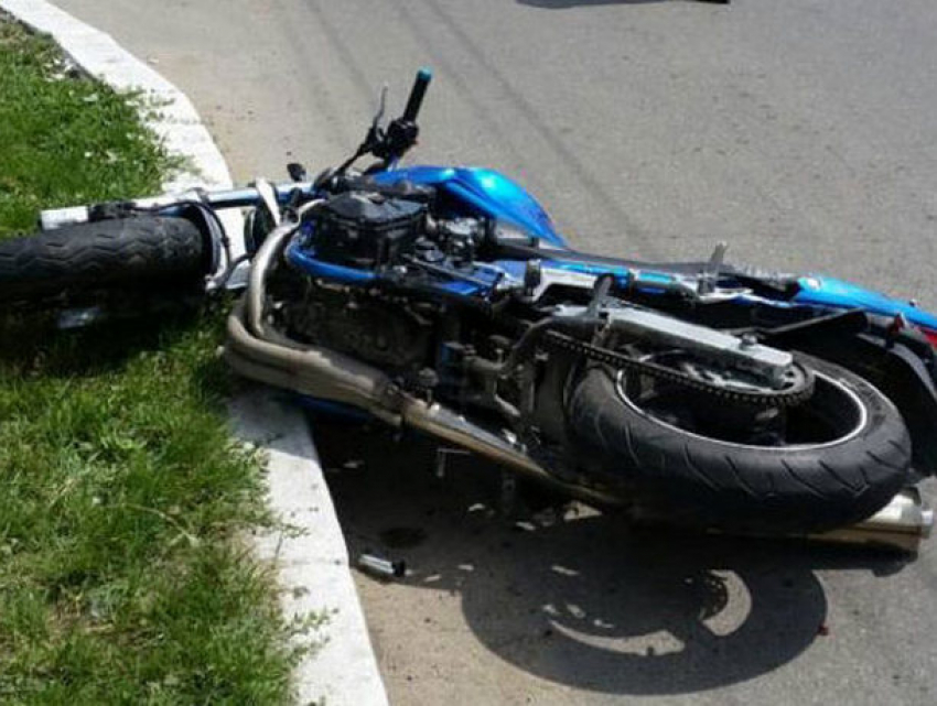 Перелом ноги и множественные травмы получил мотоциклист по вине женщины в Приднестровье